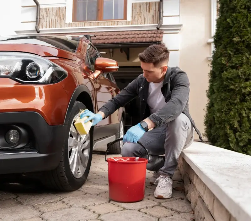 Lavage auto à domicile Lessy : professionnel intervenant sur un véhicule